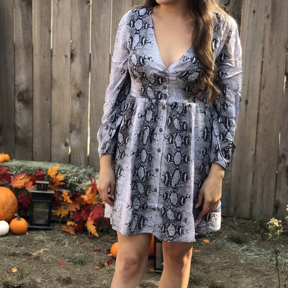 ✨HP✨ Akaiv Long Sleeve Mini Snake Print Dress - Picture 5 of 5